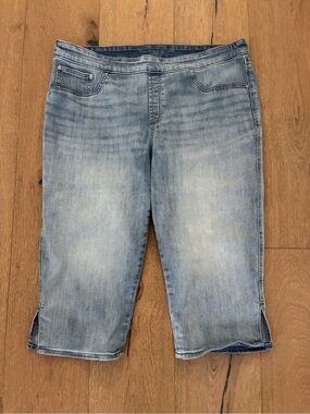 Chico's Light Wash Denim capri Crop Jeans